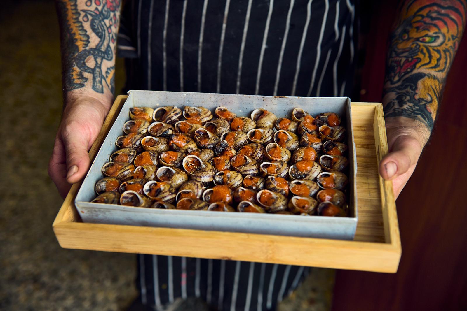 Escargots geserveerd in een ovenschaal, Catalaanse Pyreneeën, Spanje