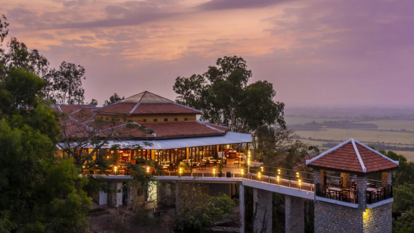 Victoria Nui Sam Lodge op Sam Mountain bij zonsondergang, met uitzicht over de Mekongdelta in Vietnam
