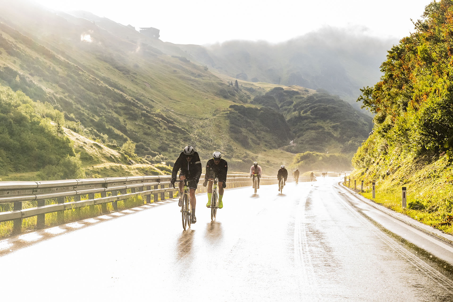 In het weekend van 31 juli t/m 2 augustus 2026 zetten goed getrainde wielerfans koers naar Oostenrijk voor de Arlberg Giro. Wie de kuiten flink op de proef wil stellen schrijft zich snel in voor deze uitdagende wedstrijd die amateurwielrenners van over de hele wereld trekt. 