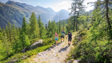 3 wandelaars hiken over de Alpgues Rundweg in Montafon, Oostenrijk