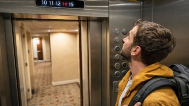 Man in lift ziet dat 13e verdieping over is geslagen