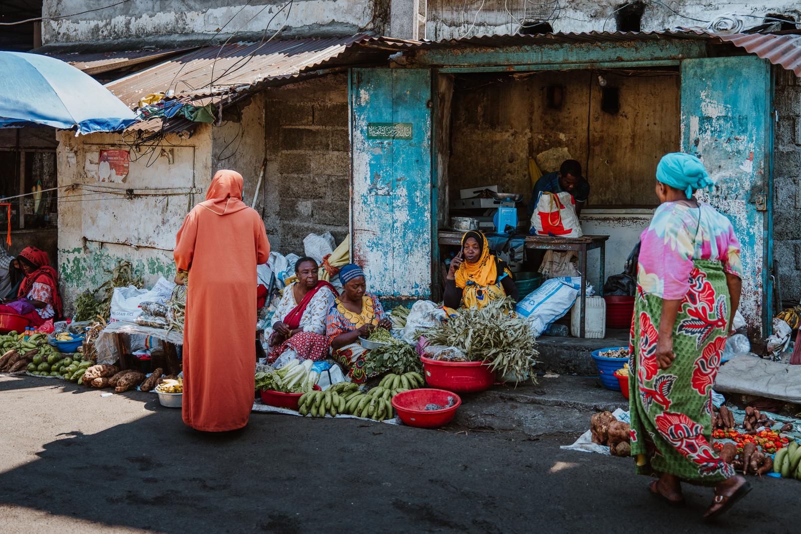 Lokale vrouwen verkopen groenten en fruit op een straatmarkt in Moroni op Grande Comore, Comoren