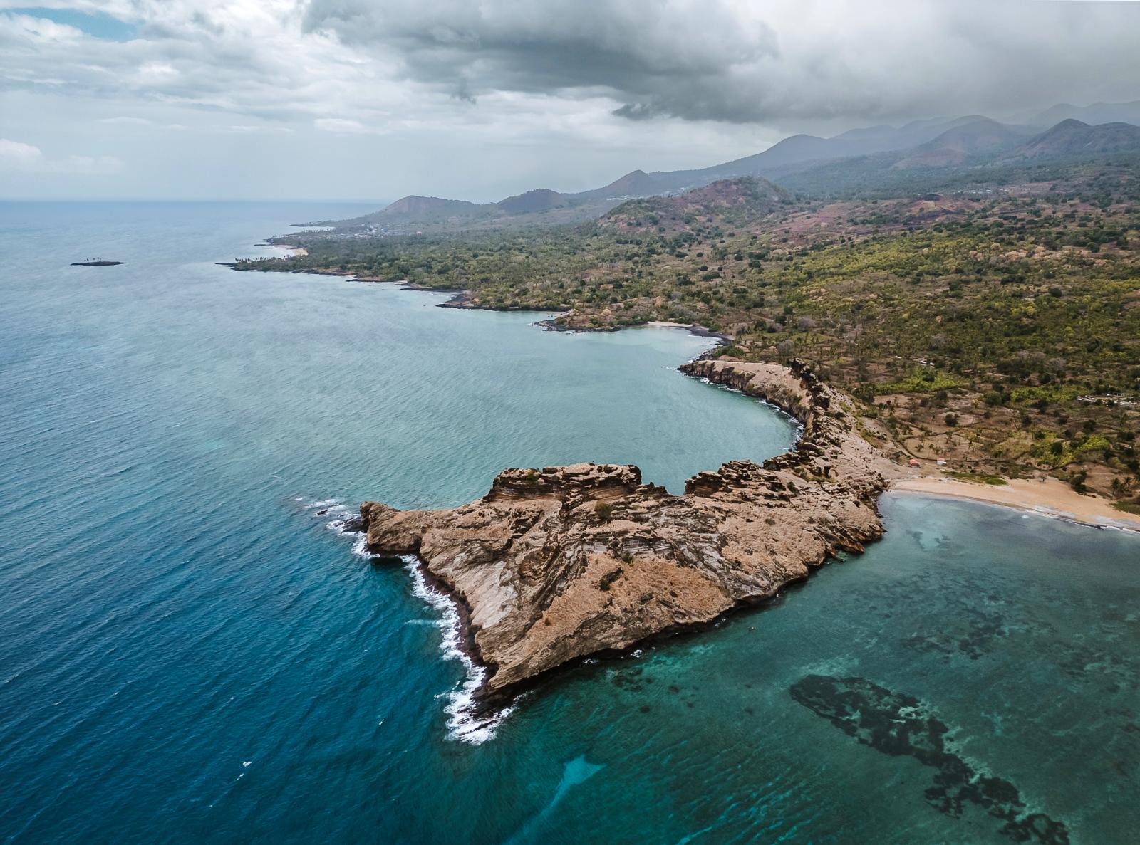 Luchtfoto van de rotsformatie Dos du Dragon aan de kust van Grande Comore in de Comoren