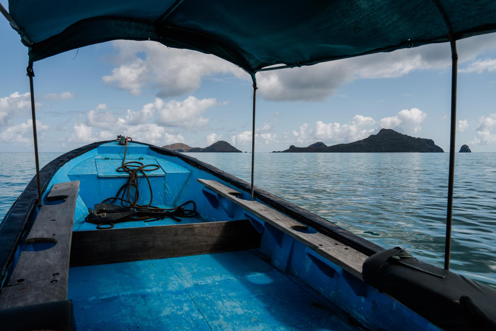 Uitzicht vanaf een houten boot op de eilanden voor de kust van Mohéli in de Comoren