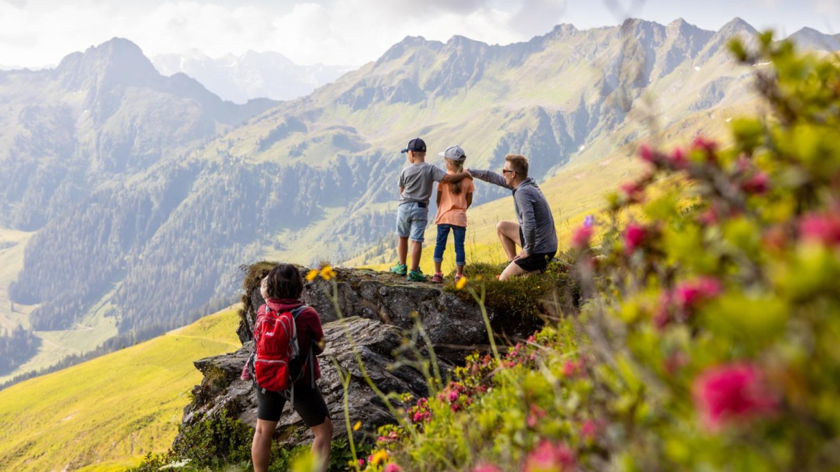 Gezin met kinderen tijdens een bergwandeling in de Oostenrijkse Alpen.