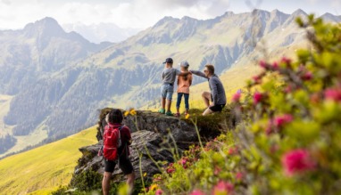 Gezin met kinderen tijdens een bergwandeling in de Oostenrijkse Alpen.