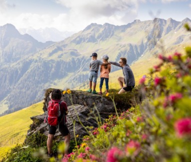 Gezin met kinderen tijdens een bergwandeling in de Oostenrijkse Alpen.
