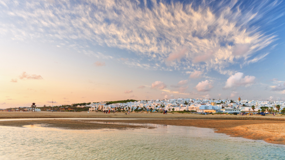 Playa de Roche in Cadiz, Spanje bij zonsondergang