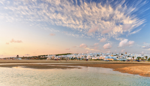 Playa de Roche in Cadiz, Spanje bij zonsondergang