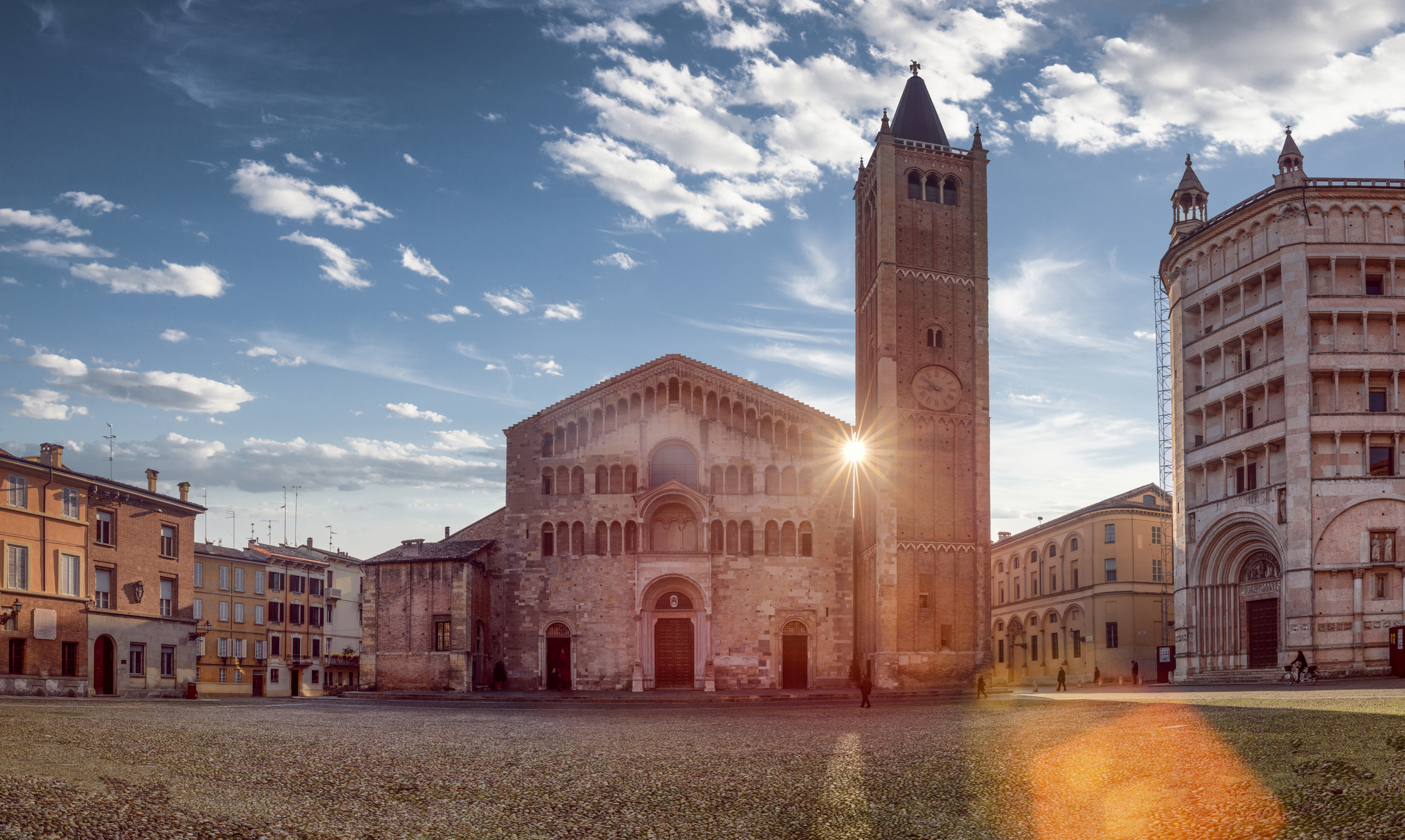 Zonsopkomst over het Duomo-plein in Parma, Italië