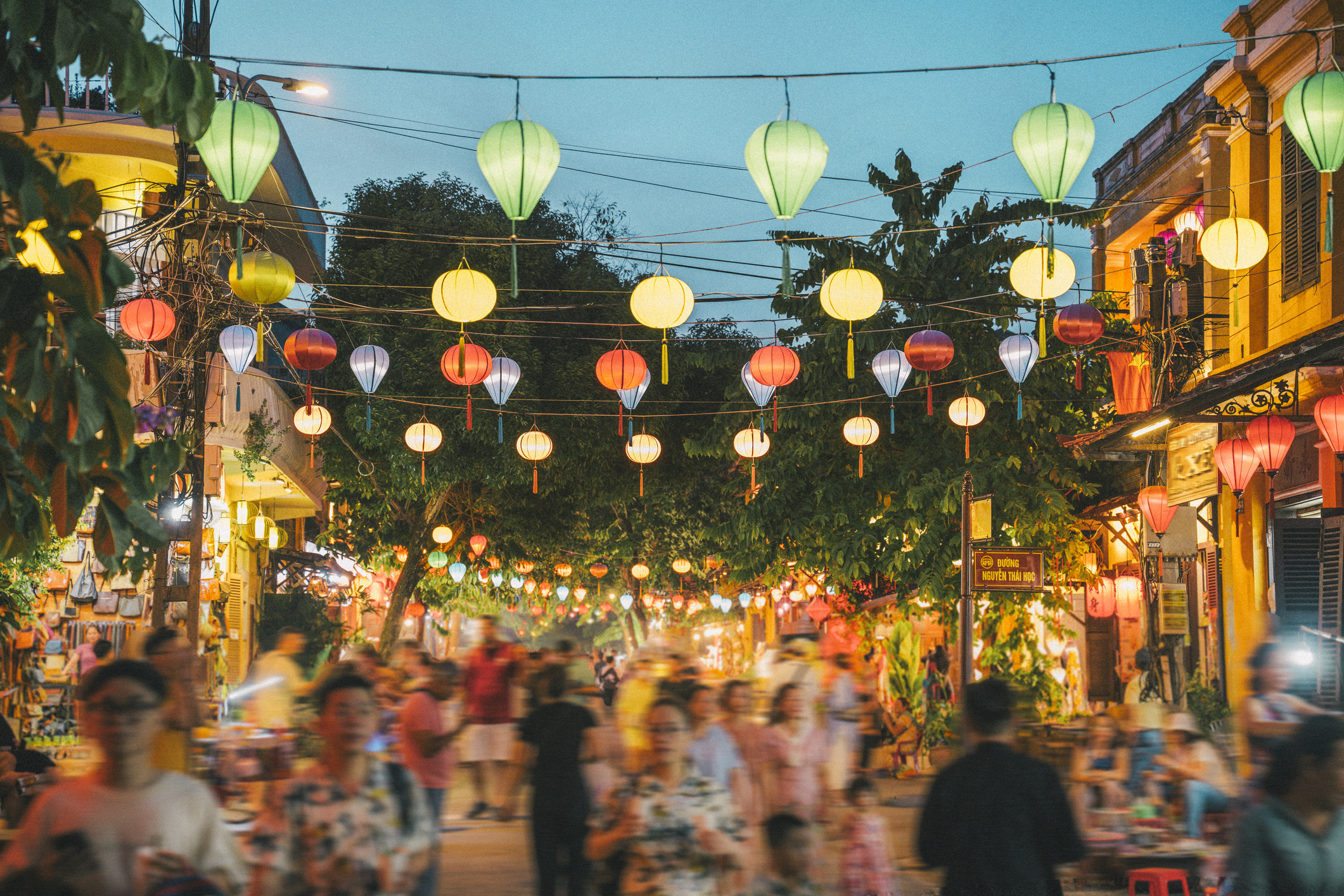 Drukte en gezelligheid in de door lantaarns verlichte straten van Hoi An in Vietnam
