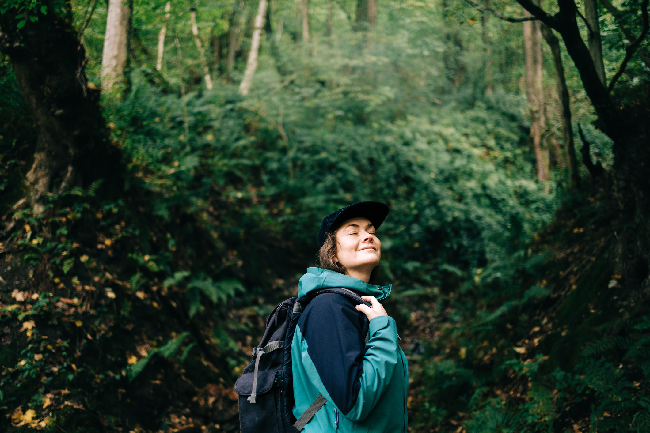 Vrouw snuift de frisse buitenlucht op tijdens een wandeling in de natuur