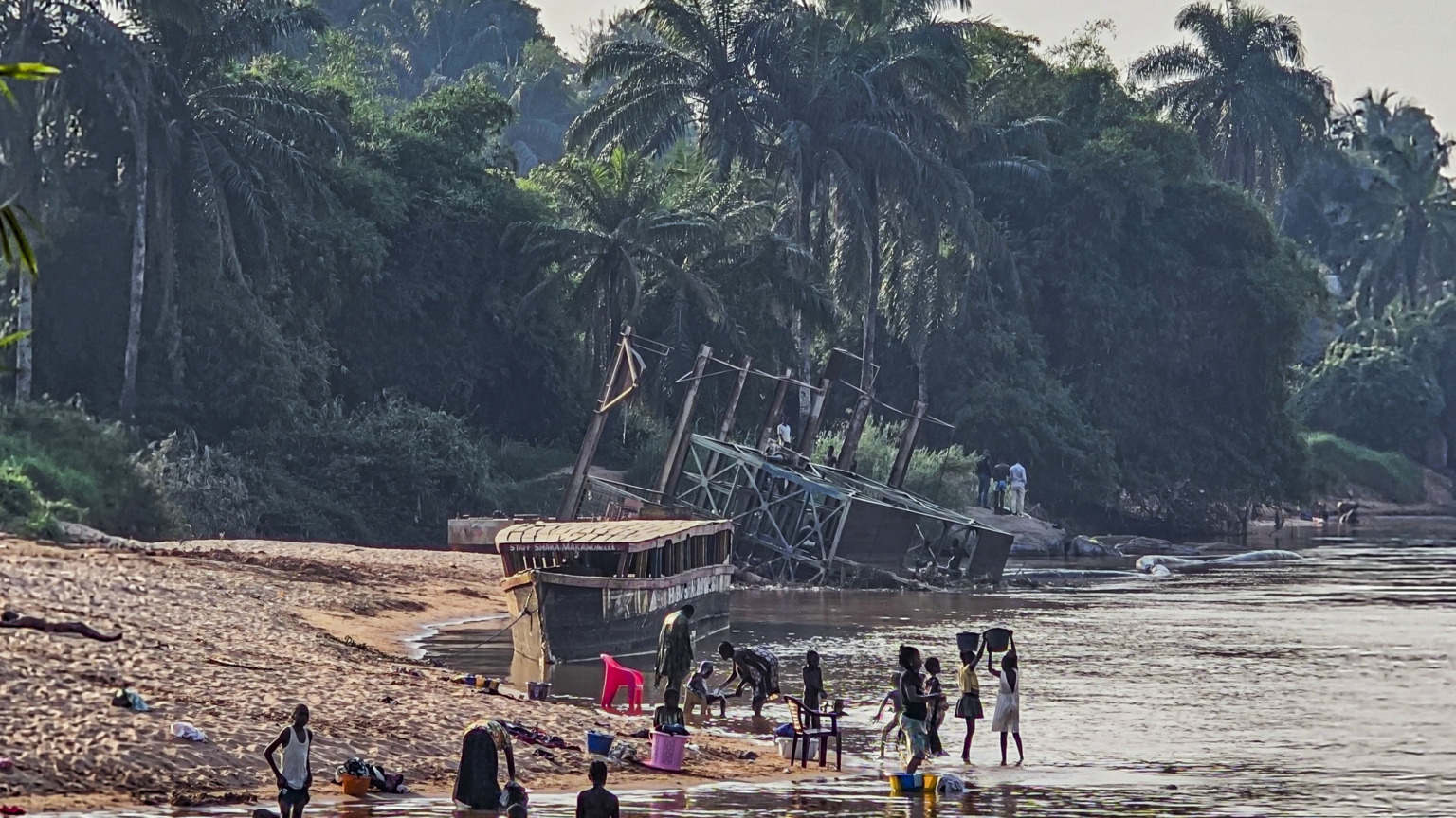 Vrouwen en kinderen baden in de Kasai-rivier bij Tshikapa in de Democratische Republiek Congo