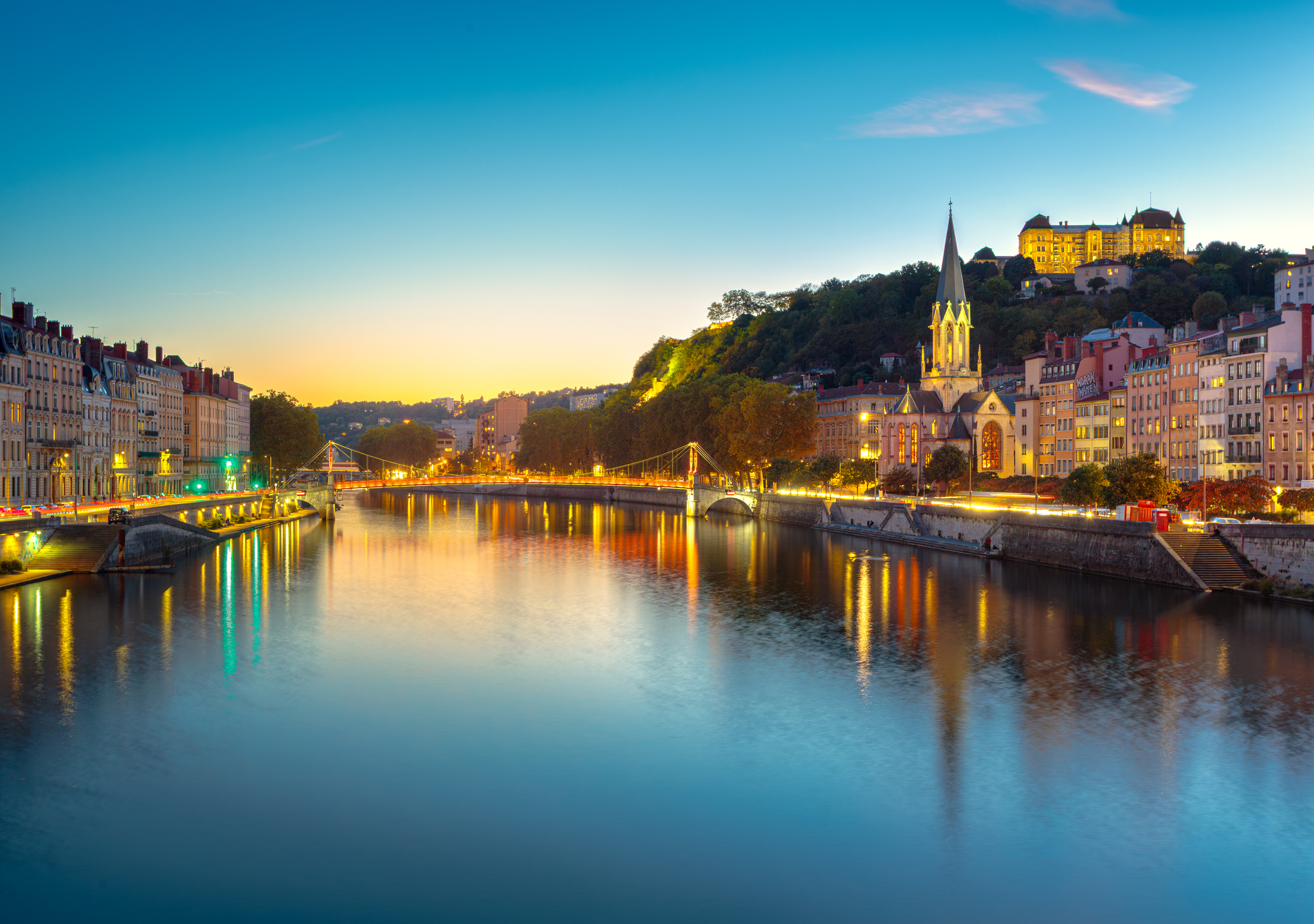 Uitzicht over Lyon met de Saone-rivier en Saint George kerk