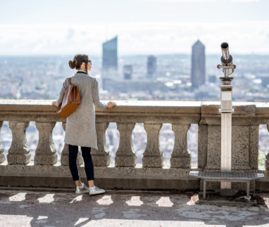 Vrouwelijke toerist geniet van het uitzicht over de wolkenkrabbers van Lyon in Frankrijk