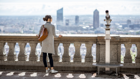 Vrouwelijke toerist geniet van het uitzicht over de wolkenkrabbers van Lyon in Frankrijk