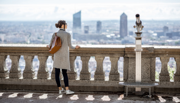 Vrouwelijke toerist geniet van het uitzicht over de wolkenkrabbers van Lyon in Frankrijk