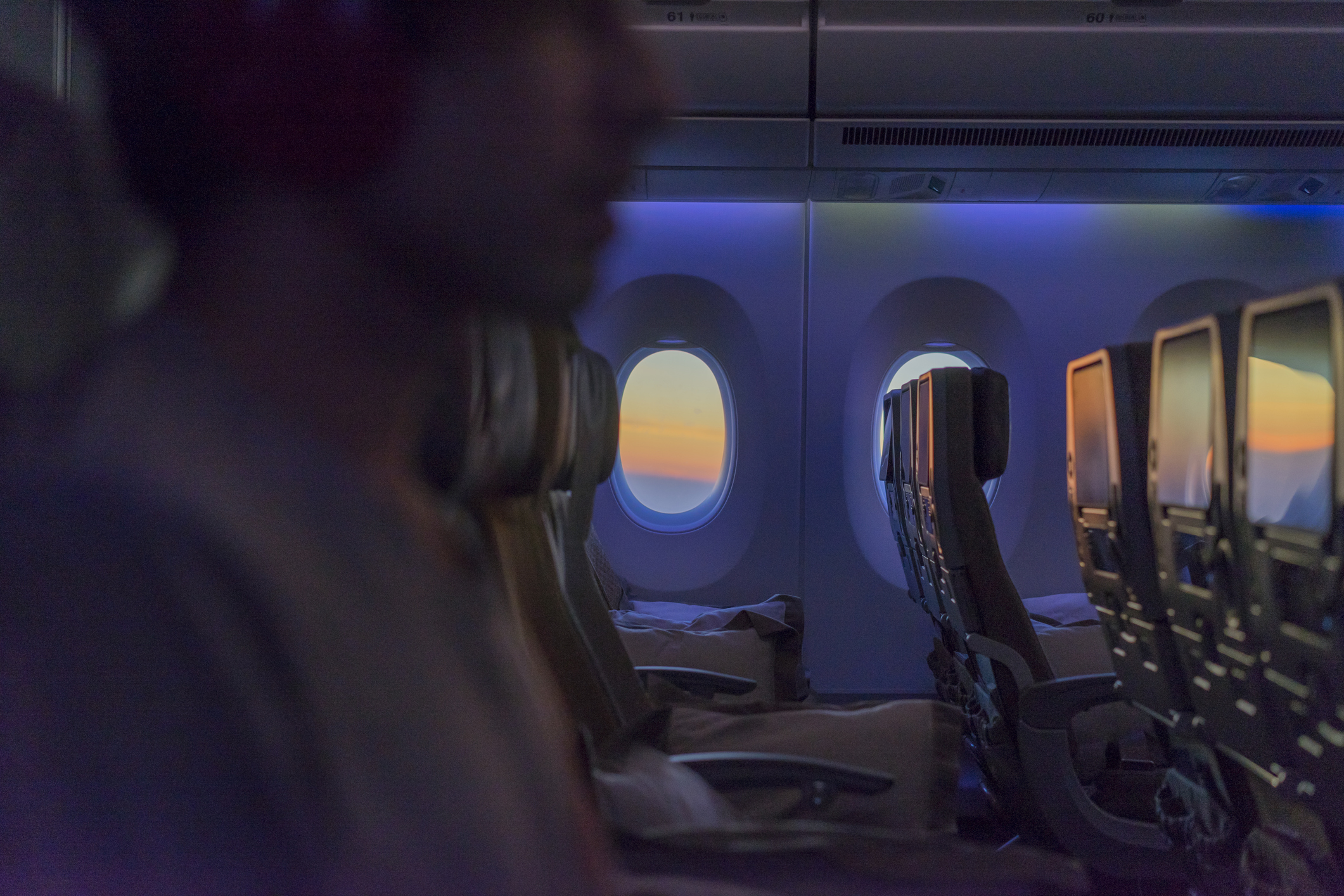 zonsopkomt door het raam van het vliegtuig