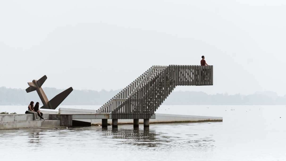 Man staat op uitkijkpunt bij de boulevard van Harderwijk