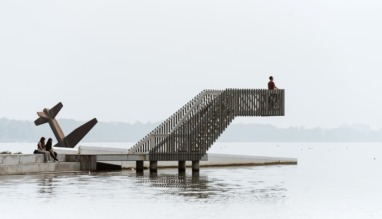 Man staat op uitkijkpunt bij de boulevard van Harderwijk