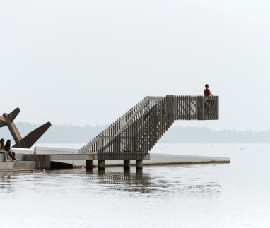 Man staat op uitkijkpunt bij de boulevard van Harderwijk