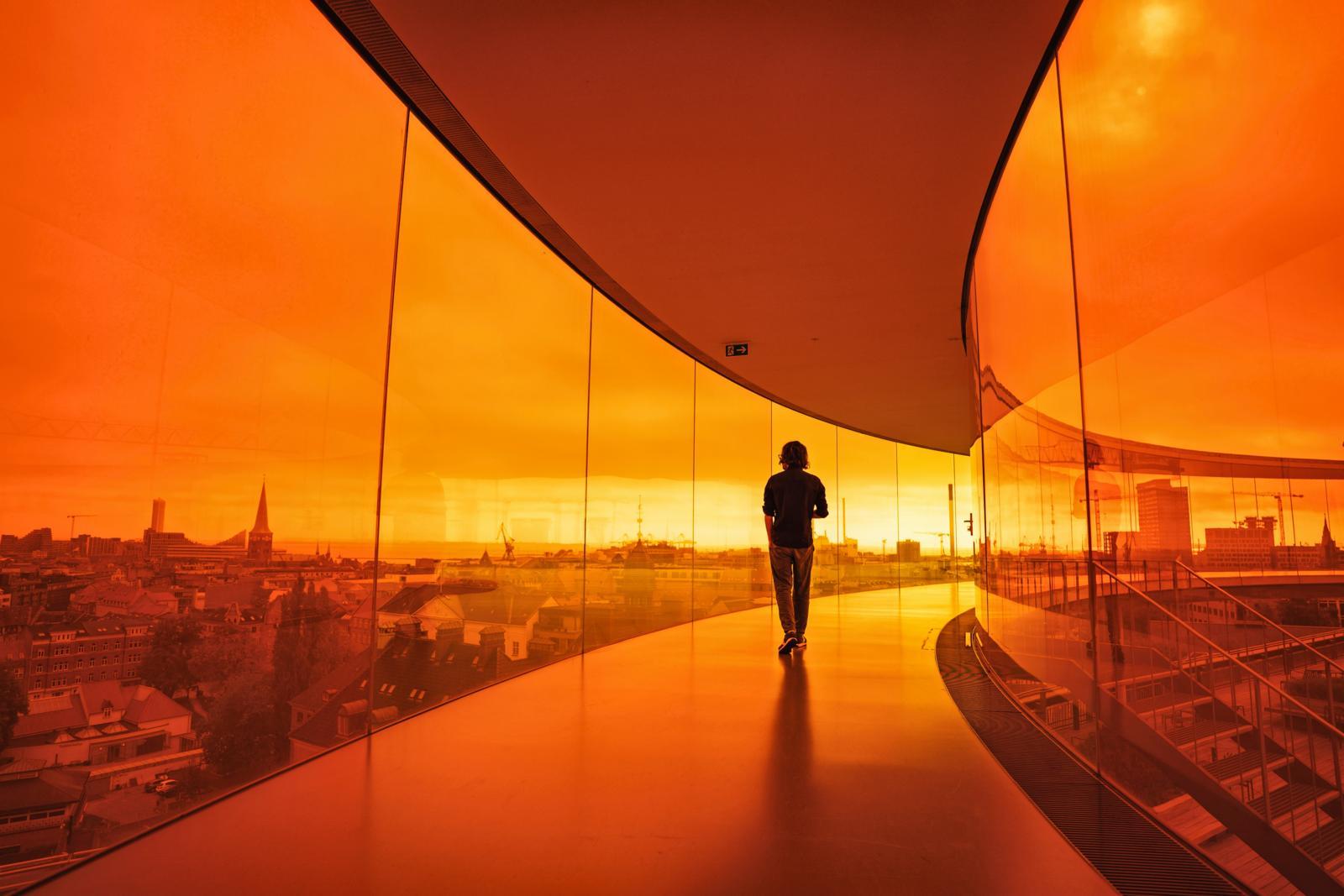 ga naar het ARoS Aarhus Kunstmuseum en neem de tijd op het dak bij Your rainbow panorama van Olafur Eliasson. Deze gekleurde loopbrug laat de stad letterlijk van sfeer veranderen terwijl jij rondloopt.