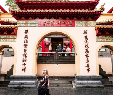 Chinese tempel op de Zeedijk in Amsterdam, Nederland