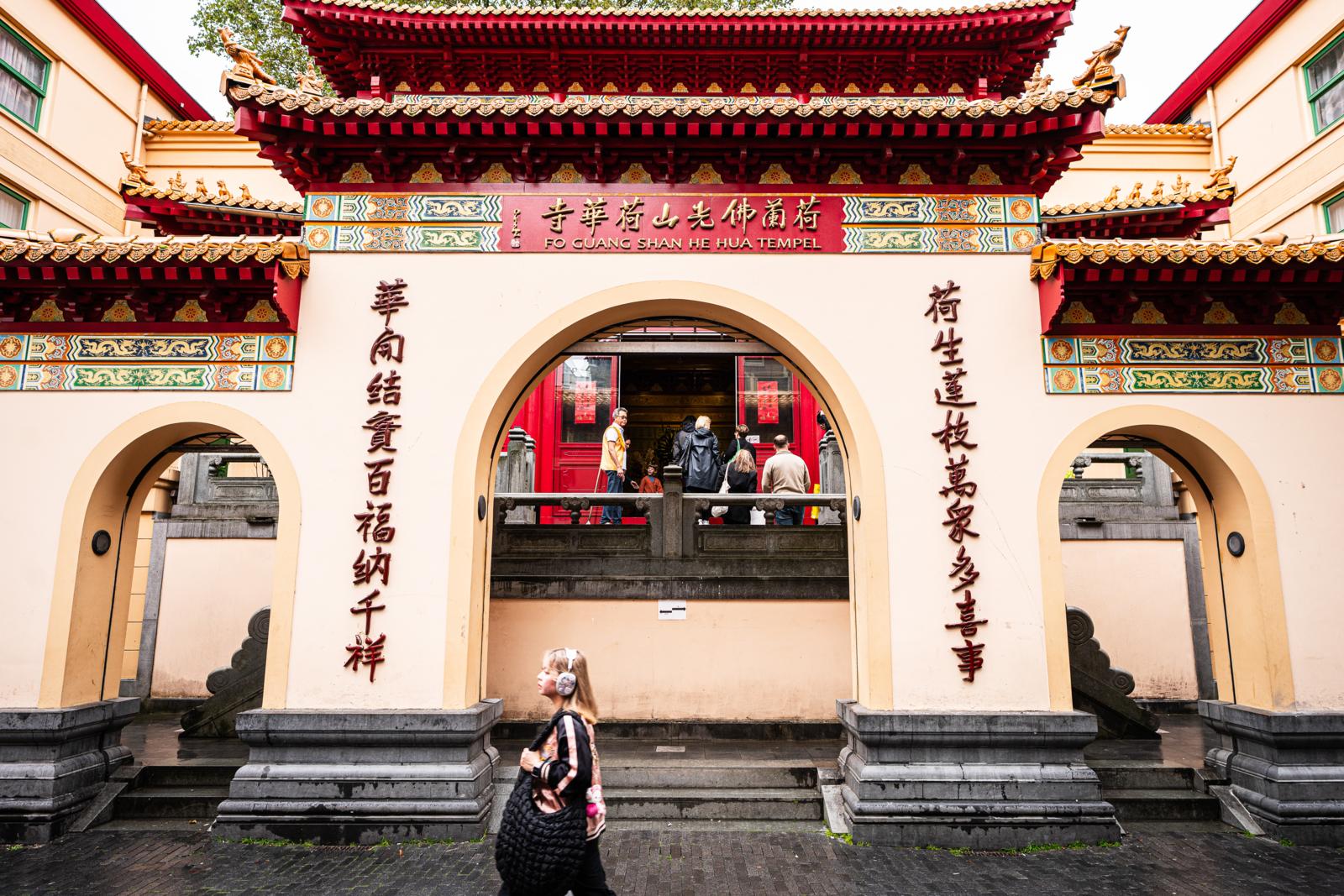 Chinese tempel met traditionele poort en rode daken in Amsterdam.
