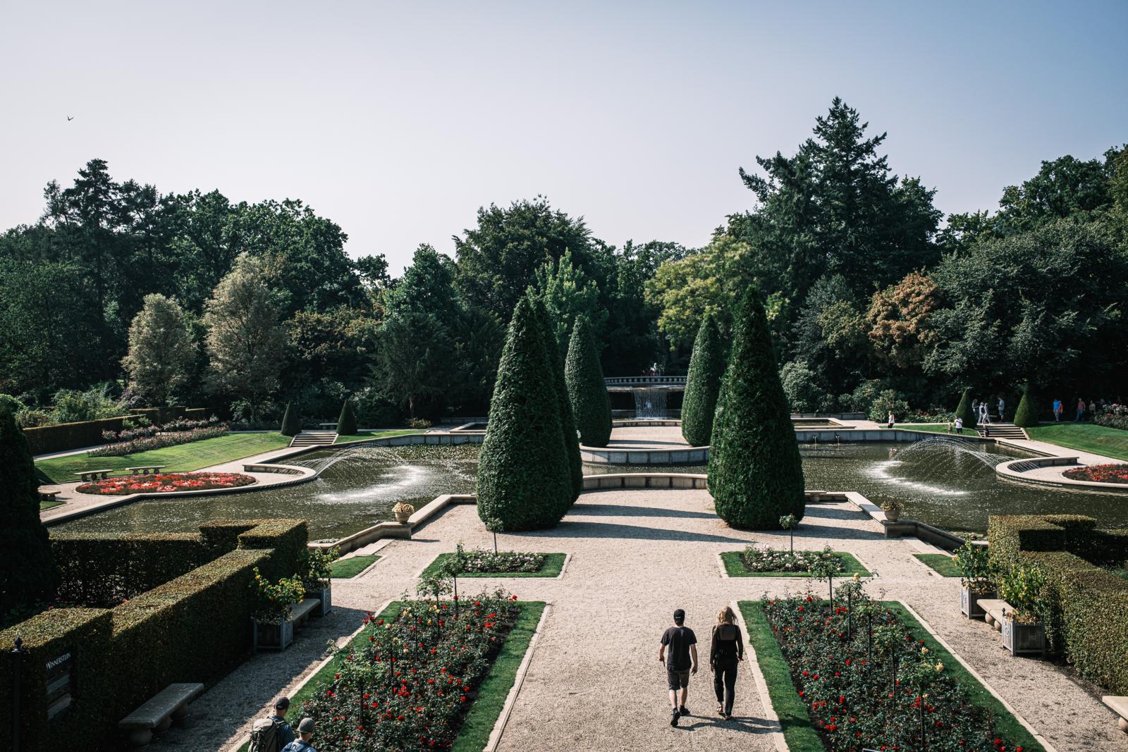 Symmetrische tuinen met vijvers en fonteinen bij Kasteeltuinen Arcen.
