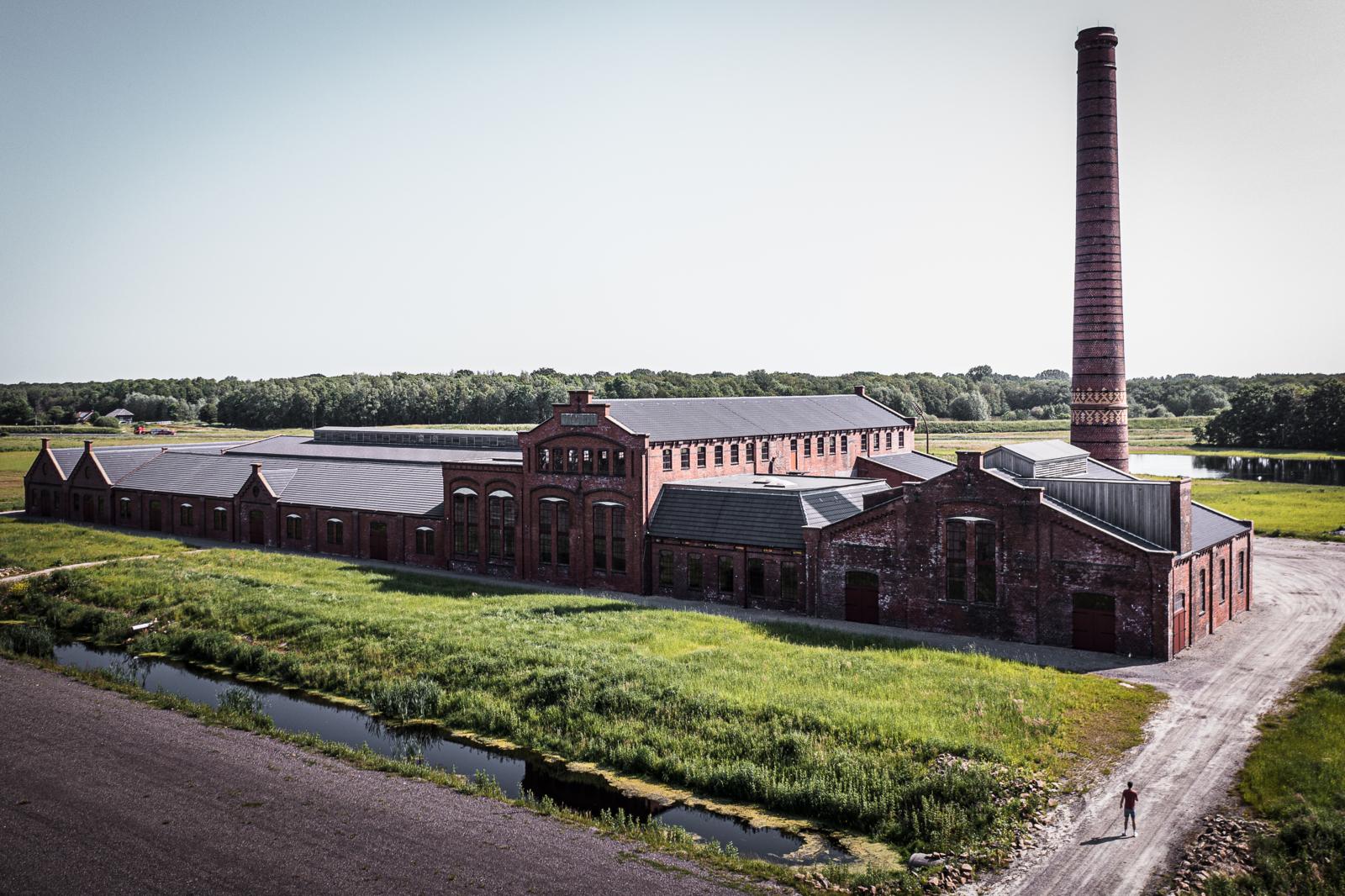 Oude bakstenen fabriek met schoorsteen in Scheemda Groningen.