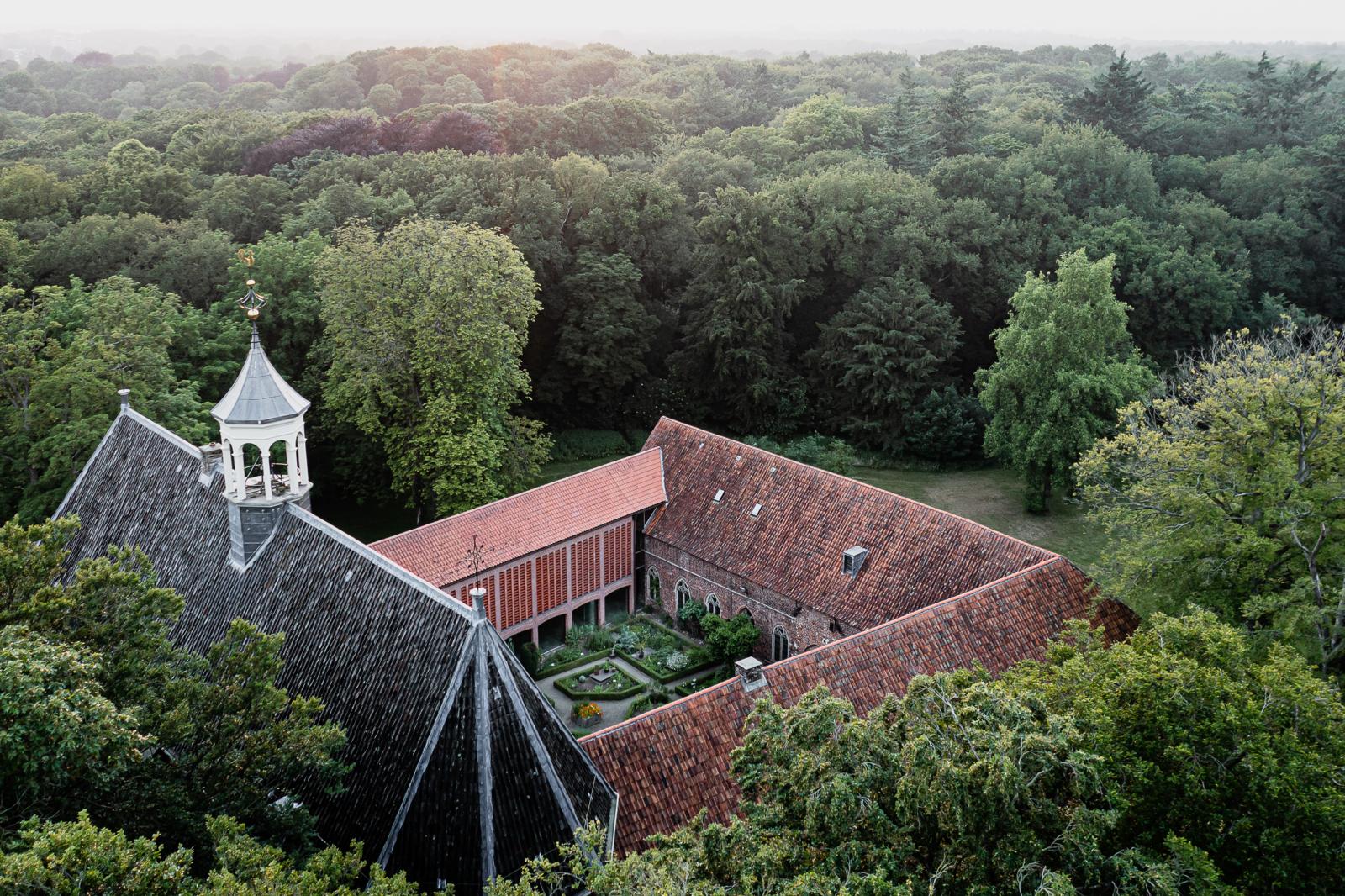 Middeleeuws klooster Ter Apel omringd door bos in Groningen