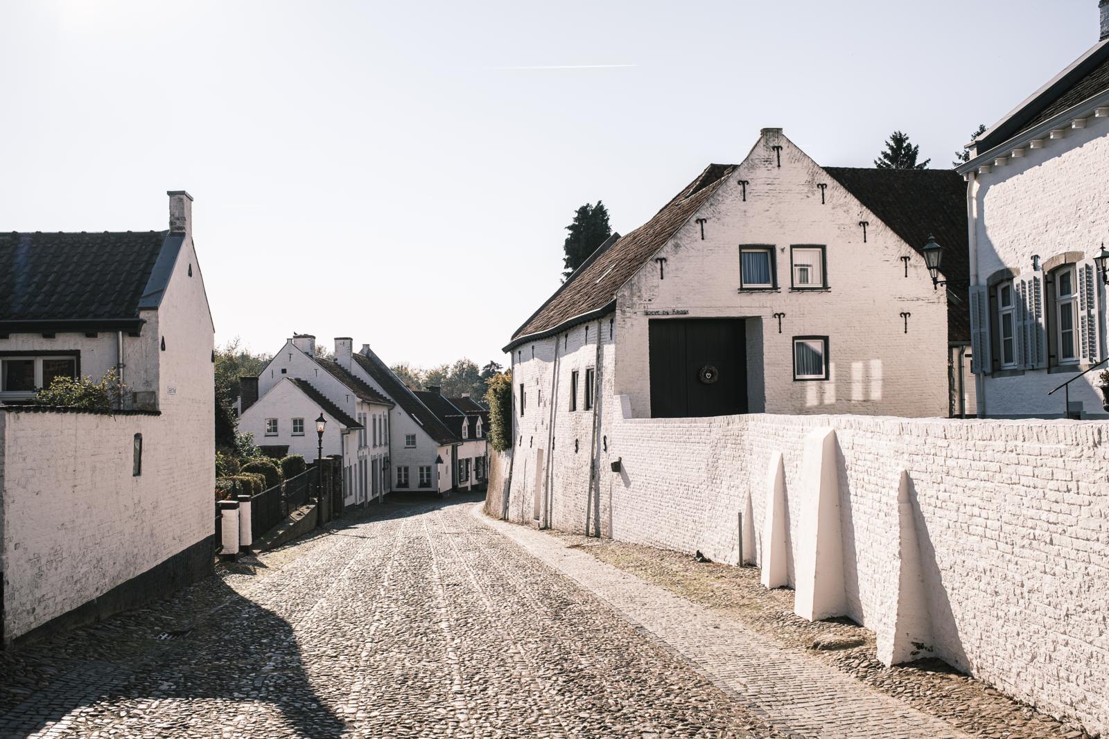 Witgekalkte huizen en kasseienstraat in Thorn Limburg.