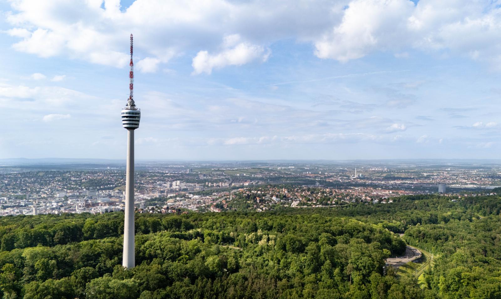 Fernsehturm Stuttgart boven bosrijk gebied met uitzicht over de stad en omgeving.