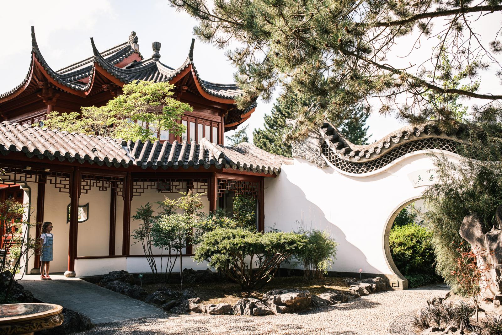 Verborgen rijk van Ming, Traditionele Chinese tuin met paviljoen en maanpoort in Hortus Haren, Groningen.