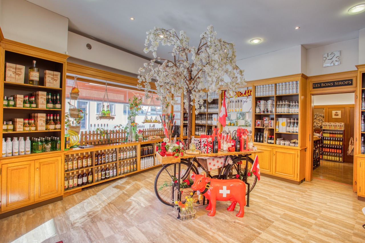 Familiedistilleerderij Morand in Martigny creëert sinds 1889 eau-de-vie, likeuren en andere dranken uit de beste natuurlijke ingrediënten die Wallis te bieden heeft. 