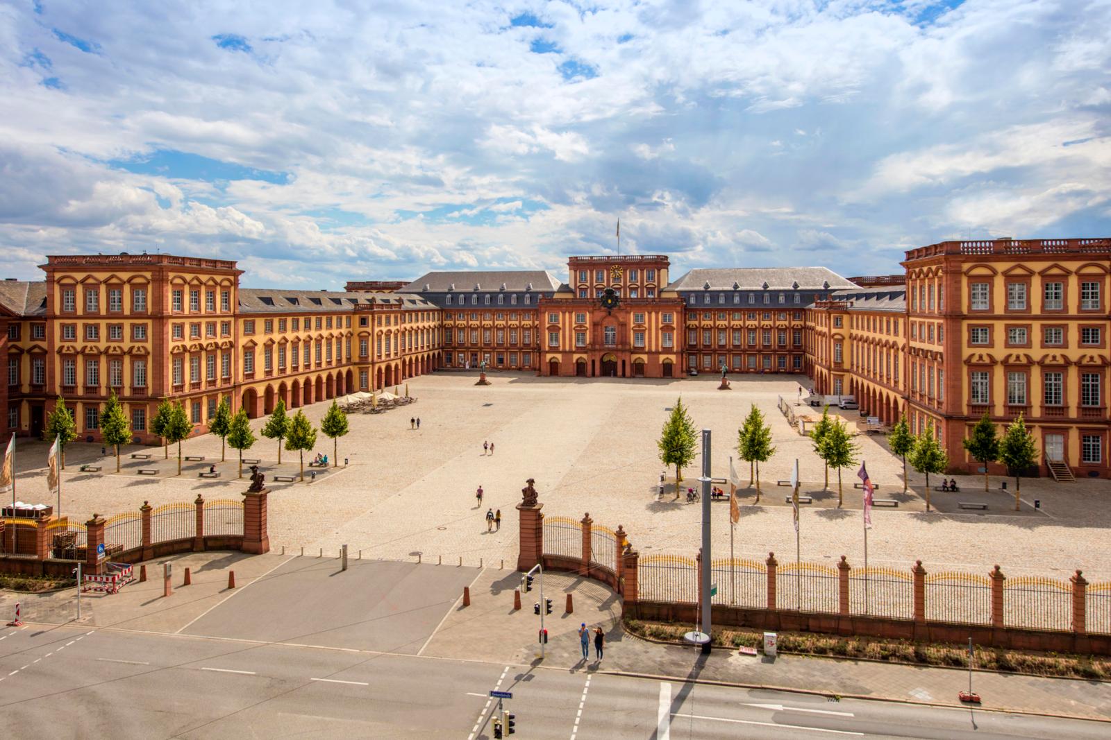 Binnenplaats van het Barockschloss Mannheim met symmetrische barokarchitectuur.
