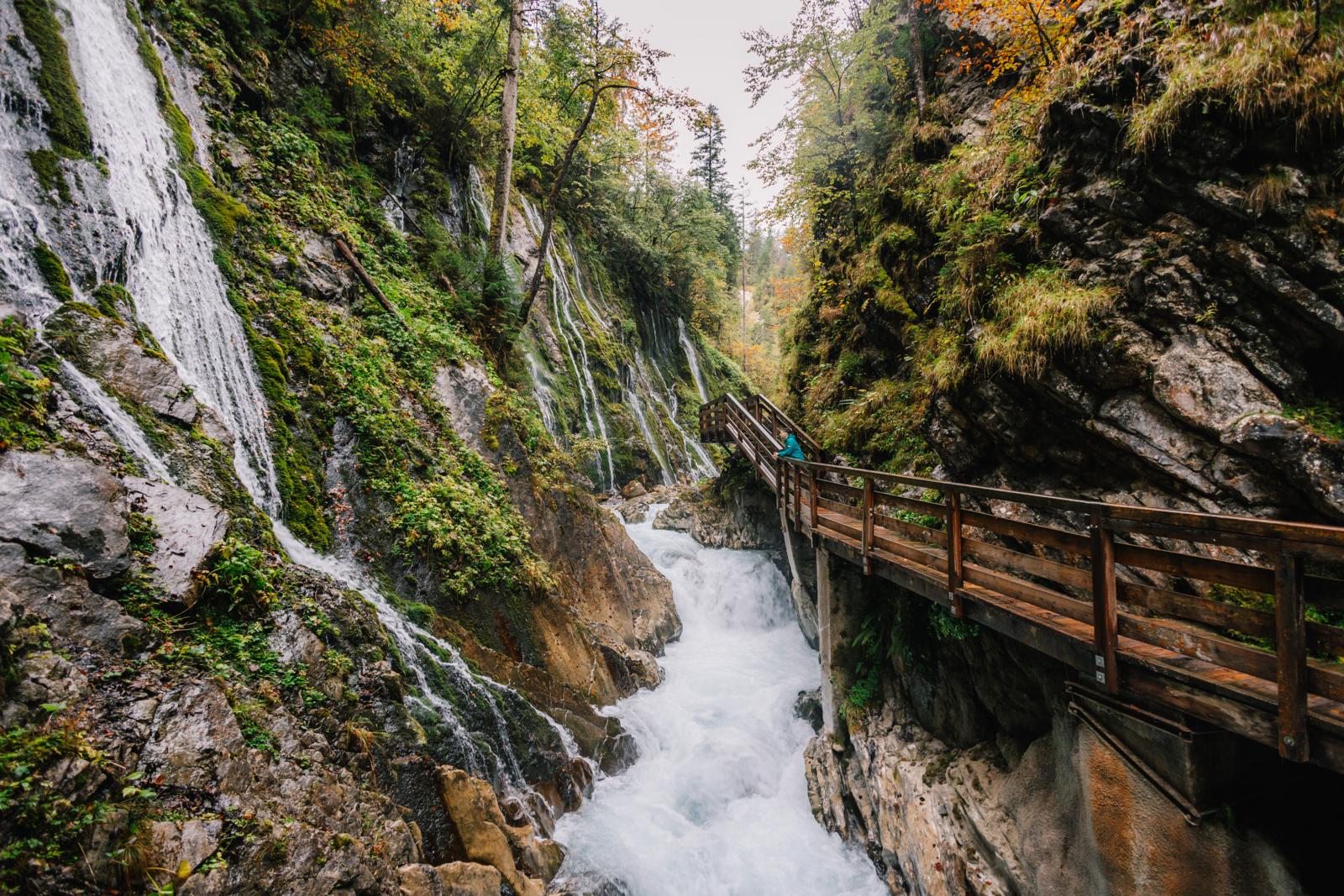 Houten wandelpad door de Wimbachklamm-kloof in Nationaal Park Berchtesgaden