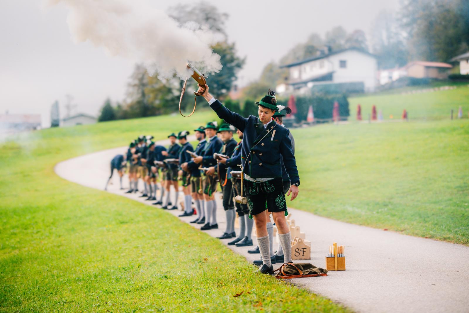 Mannen in traditionele klederdracht schieten met Böllerschützen tijdens een ceremonie in Berchtesgadener Land