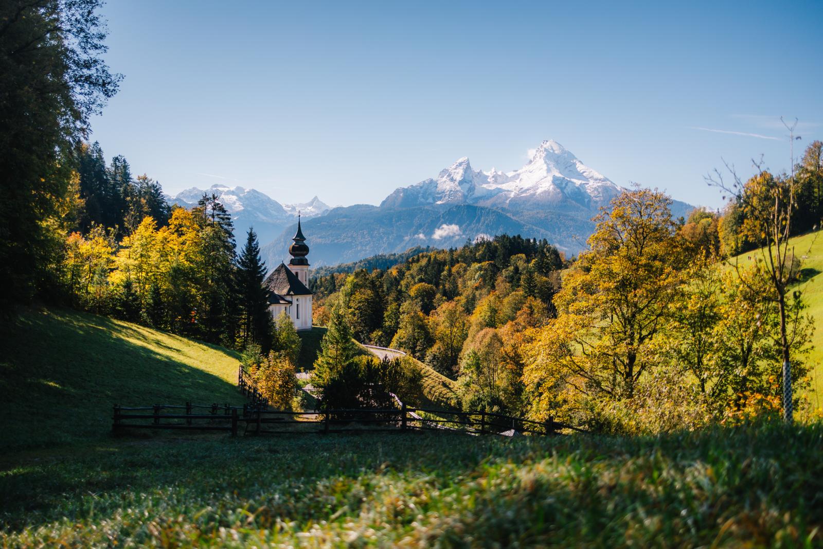 Wallfahrtskirche Maria Gern bij Berchtesgaden met de Watzmann op de achtergrond