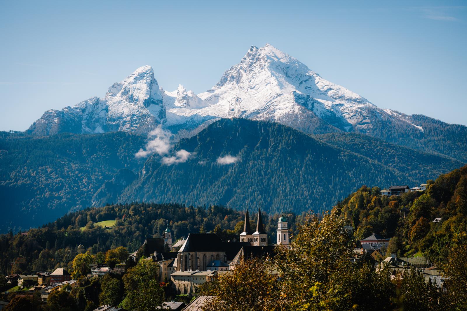 De Watzmann boven Berchtesgaden met Schloss Berchtesgaden en kerktorens in de Beierse Alpen