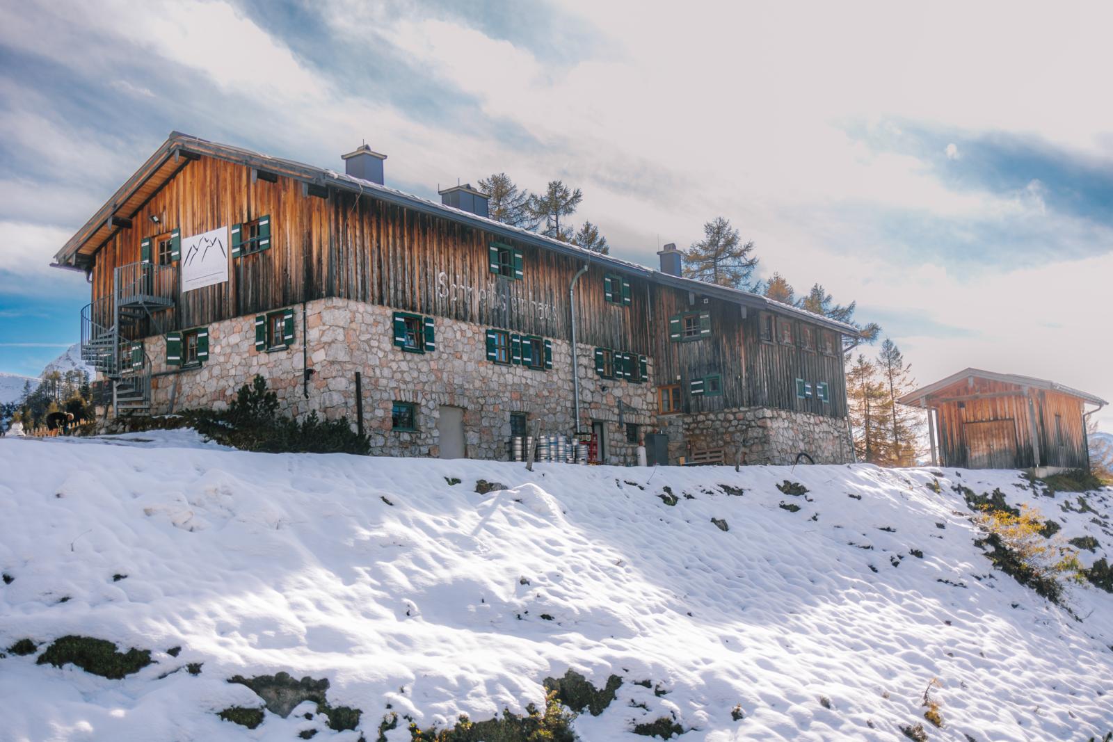 Berghut Schneibsteinhaus in Nationaal Park Berchtesgaden met sneeuw op de alpenweide