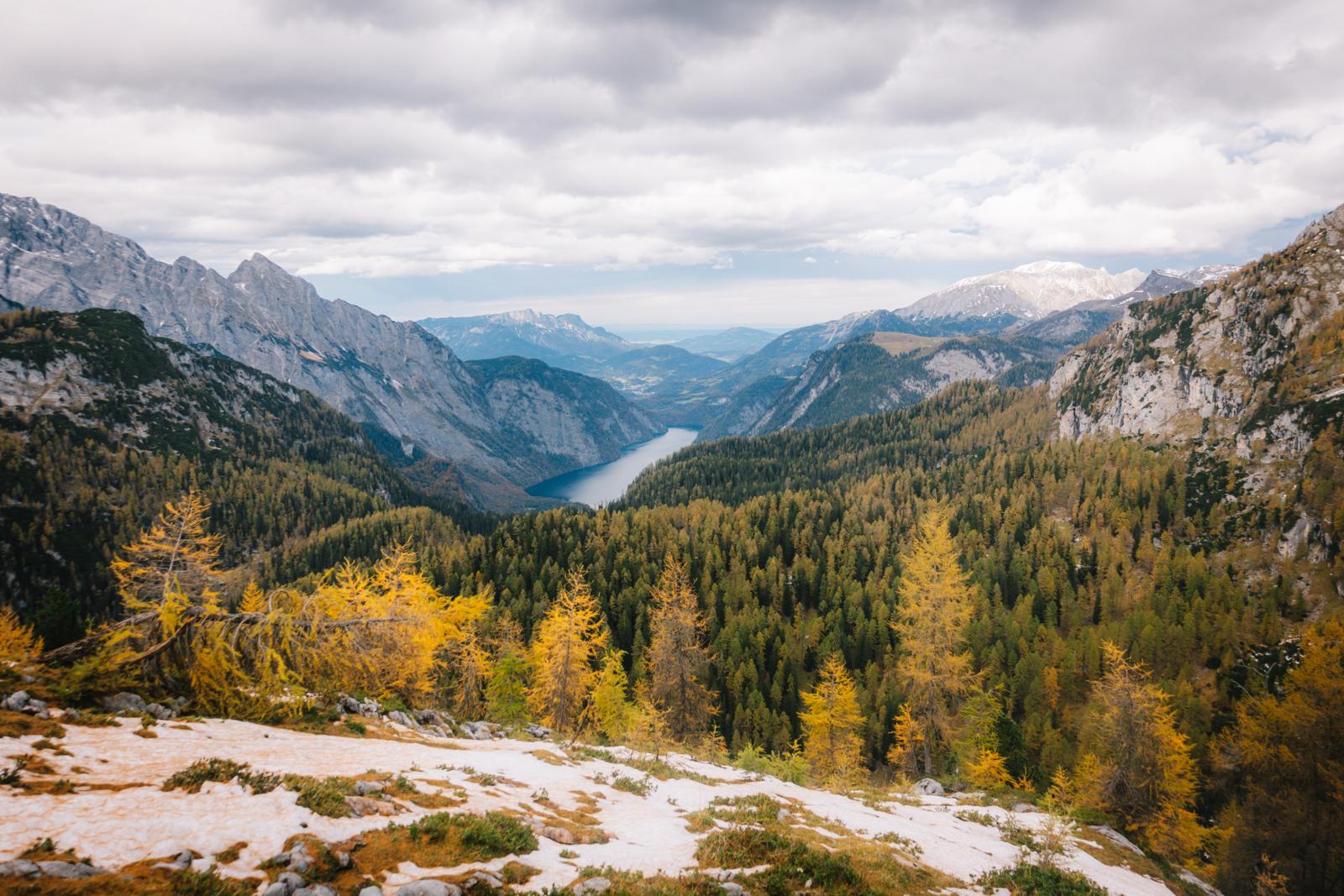 Uitzicht over de Königssee en de bergen van Nationaal Park Berchtesgaden in Duitsland