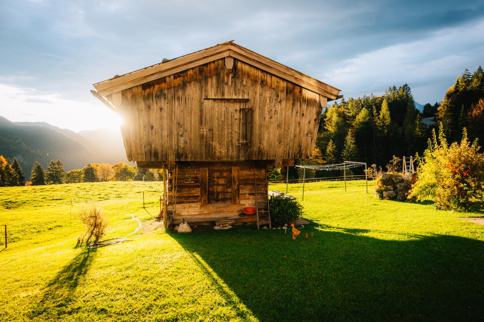 Traditionele houten graanschuur op palen in het landschap van Berchtesgadener Land