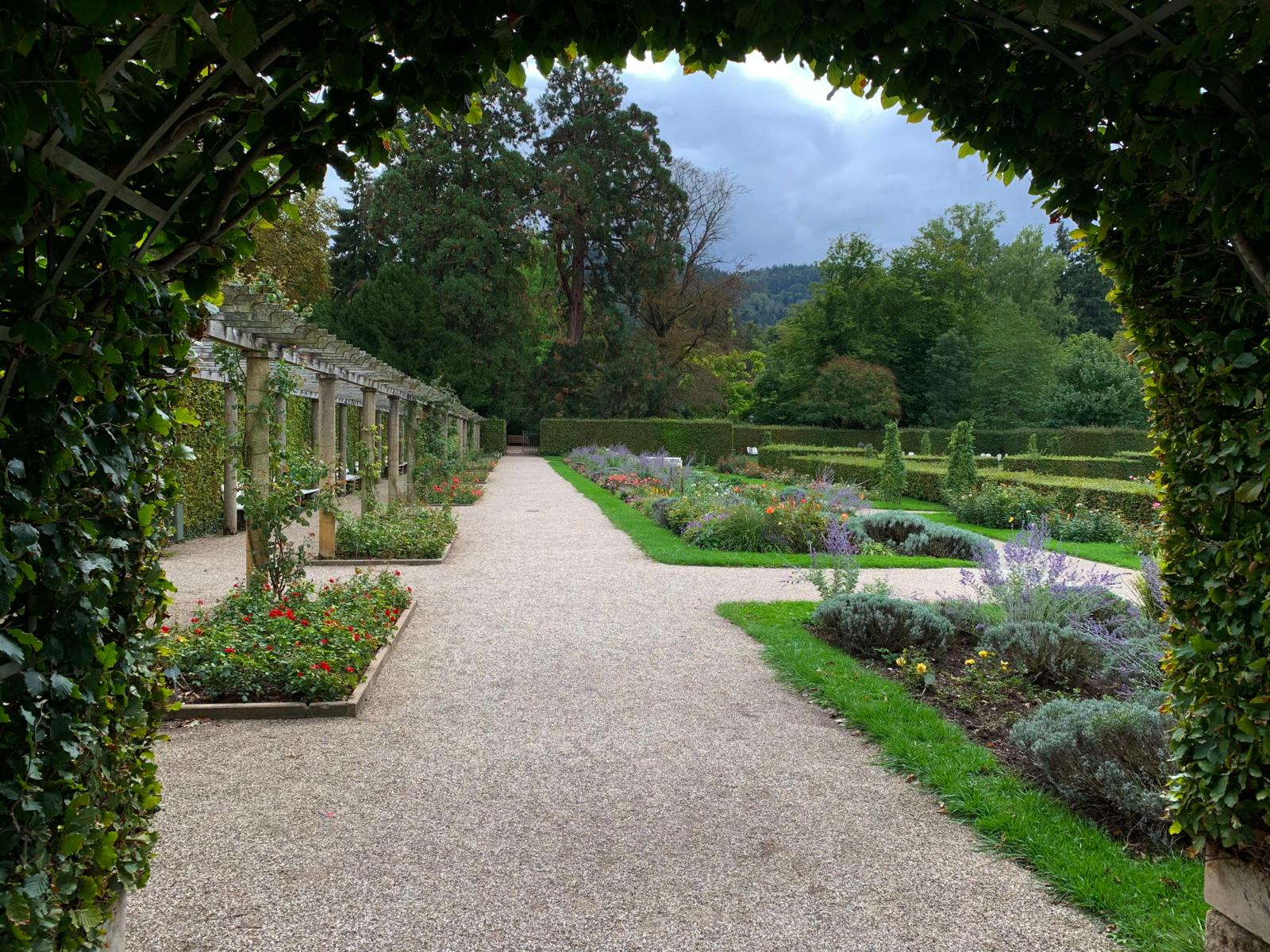 Lichtentaler Allee in Baden-Baden met pergola, bloemperken en parklandschap.