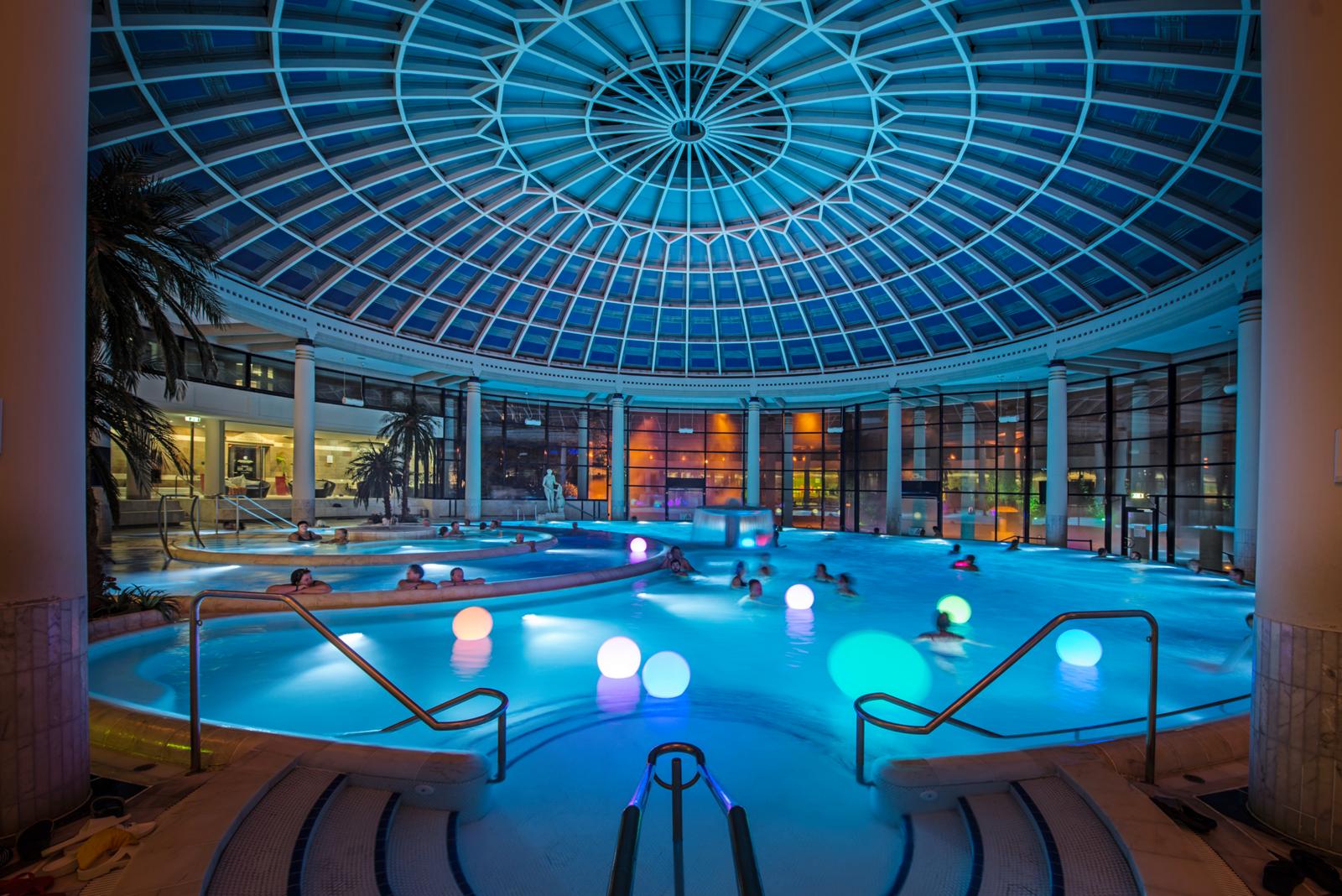 Binnenbad van Caracalla Therme in Baden-Baden met verlichte baden en glazen koepel.