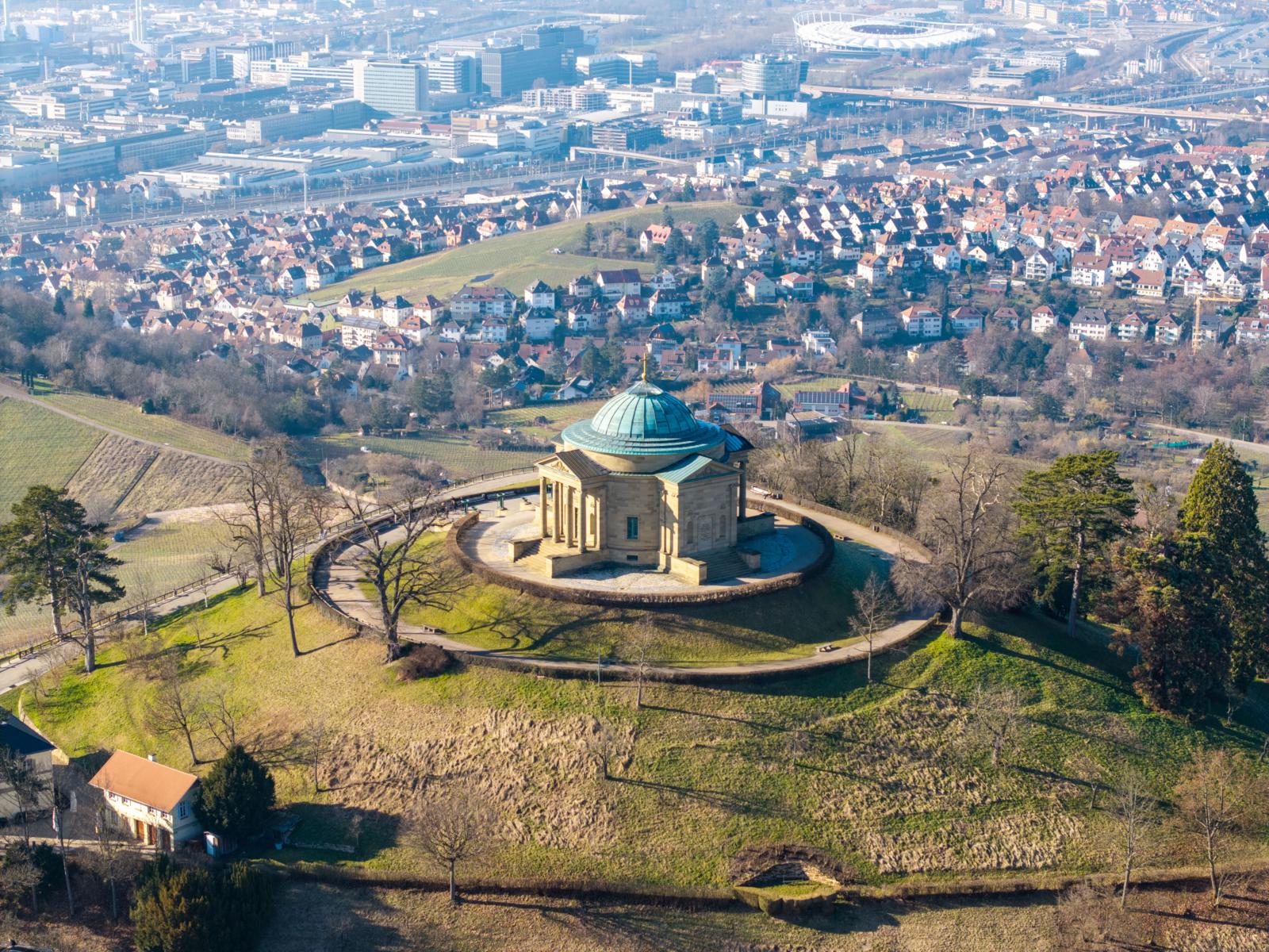  Grabkapelle op de Württemberg bij Stuttgart met uitzicht over stad en wijngaarden.