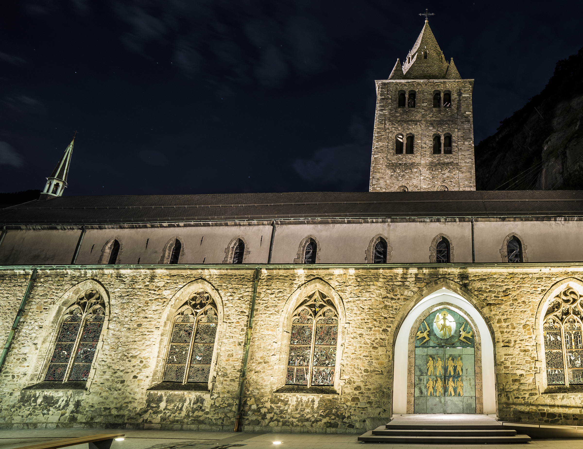 De abdij van Saint-Maurice werd gebouwd op de ruïnes van een voormalige tempel in het Romeinse stadje Agaunum. 