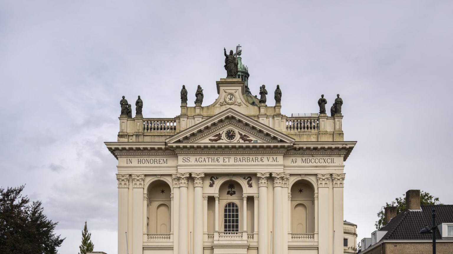 Basiliek van Oudenbosch met klassieke gevel en zuilen in Noord-Brabant.