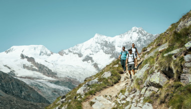 Drie hikers in de bergen van Saasfee