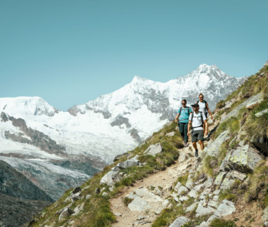 Drie hikers in de bergen van Saasfee